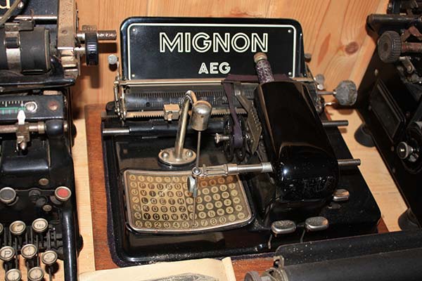 Einhandschreibmaschine. Zu sehen im Bauernmuseum Lanzenkirchen
